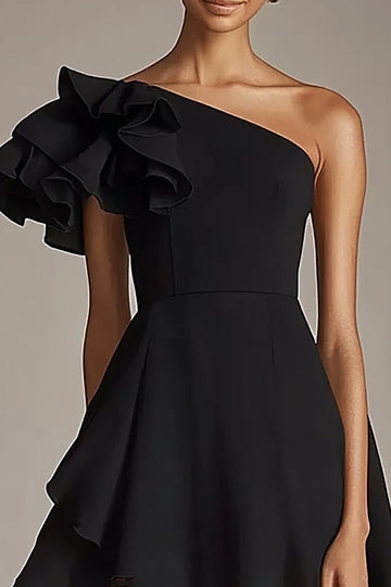 Une ligne à volants Robe noire en satin